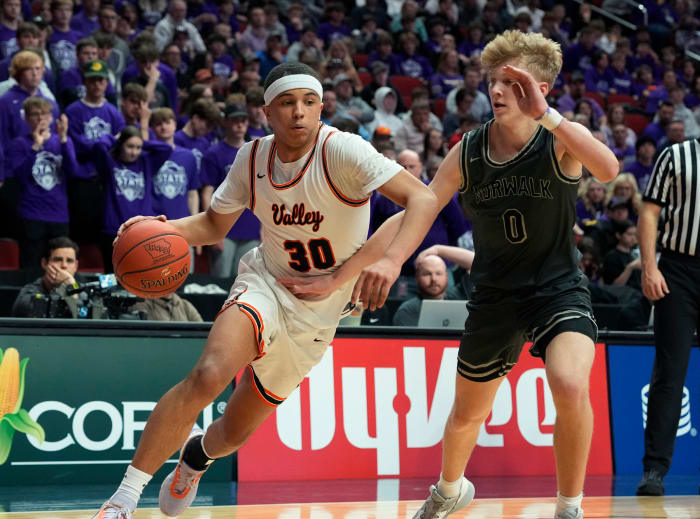 West Des Moines Valley's Curtis Stinson Jr. and Norwalk's Redek Born (Photo by Matthew Putney)